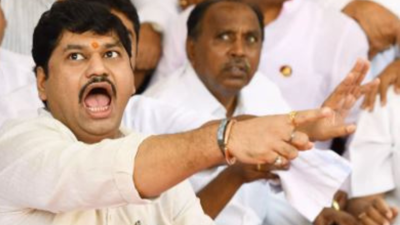 विरोधकांवर प्रहार करताना मुंडेंना अटलबिहारी वाजपेयींची आठवण Dhanjay Munde