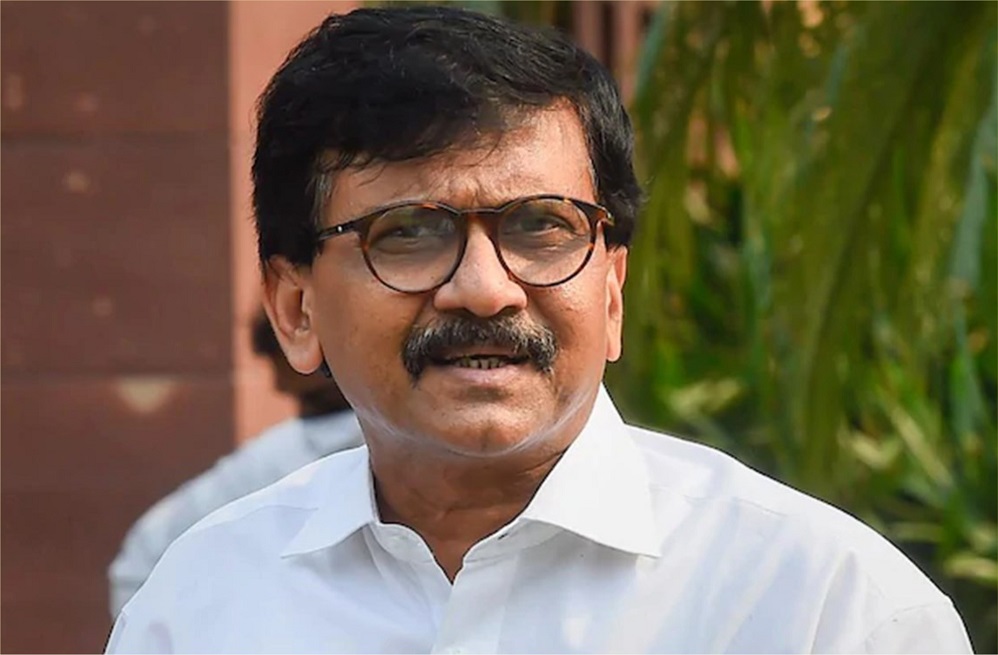 कर्नाटकचे मुख्यमंत्री रोज उठून कानफाटात मारतात अन् मुख्यमंत्री गाल चोळत विधिमंडळात जातात… Raut