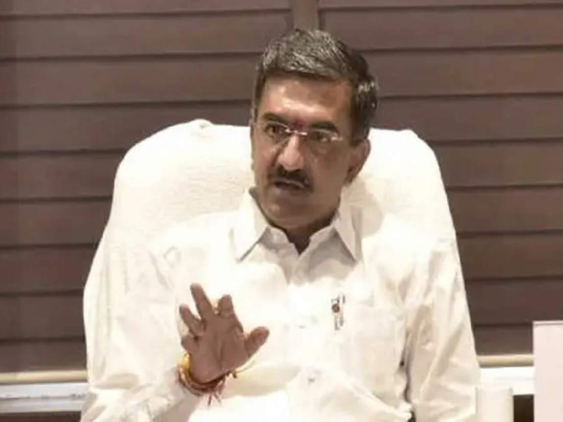 Mahrashtra Politics : .. तर संजय राऊतांवरही कारवाई करा; शंभूराज देसाईंनी मुख्यमंत्र्यांकडे केली मागणी Shambhuraj Desai1 202207846886_202212452886