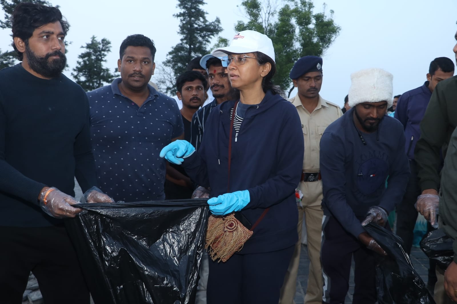 सिंहगडावर सुप्रिया सुळेंकडून स्वच्छता अभियान; पर्यटकांना केलं आवाहन 323385585_692670058932699_6257203065155980227_n