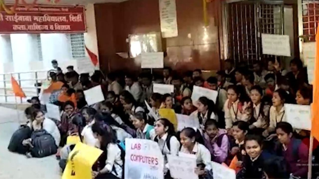 विविध मागण्यांसाठी साई संस्थान महाविद्यालयातील विद्यार्थ्यांचे आंदोलन Untitled Design (35)