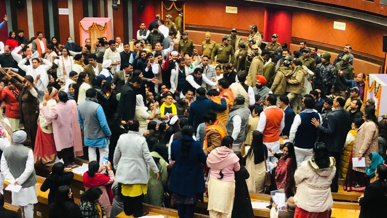 दिल्लीत महापौरपदाच्या निवडणुकीदरम्यान जोरदार राडा Untitled Design (4)