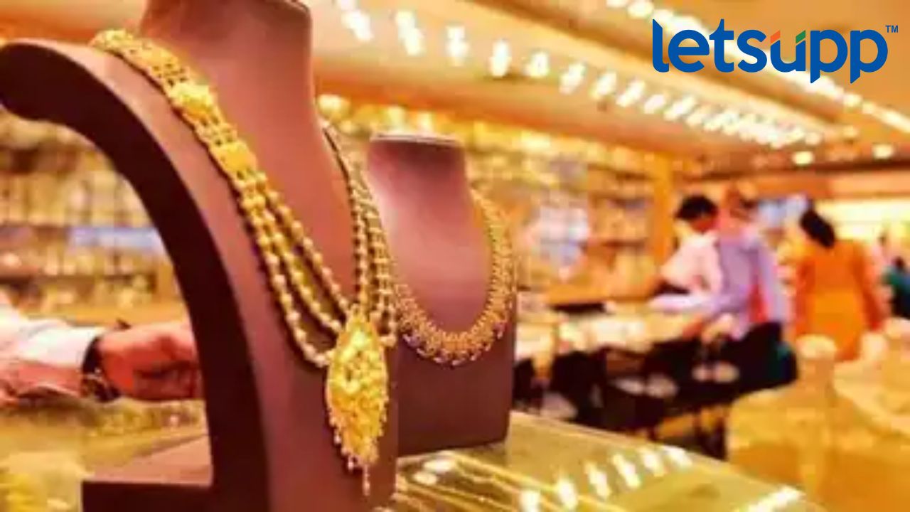 Gold Price Today: सोन्याच्या दराने तोडले आतापर्यंतचे रेकॉर्ड, चांदी मात्र घसरली Untitled Design (62)