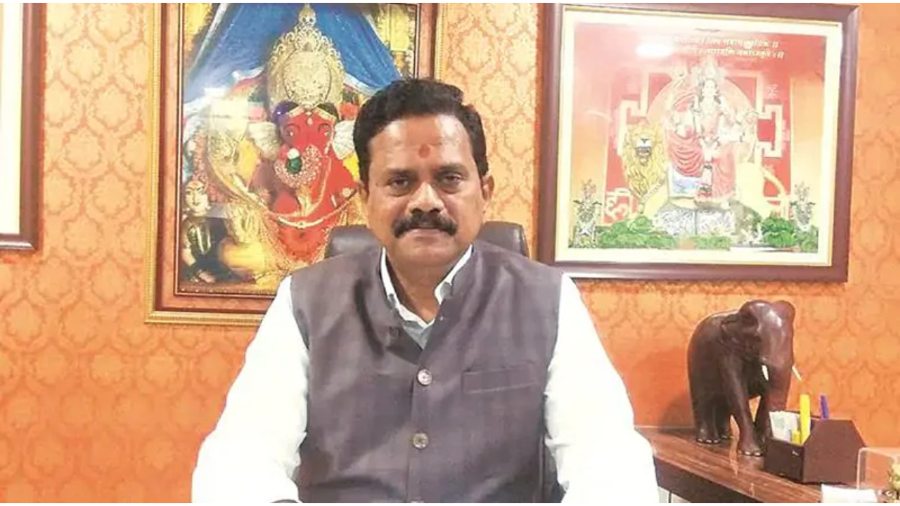 सत्तेसाठी आमदार फोडून शिवसेनेच्या पाठीत खंजीर खुपसला Untitled Design (7)