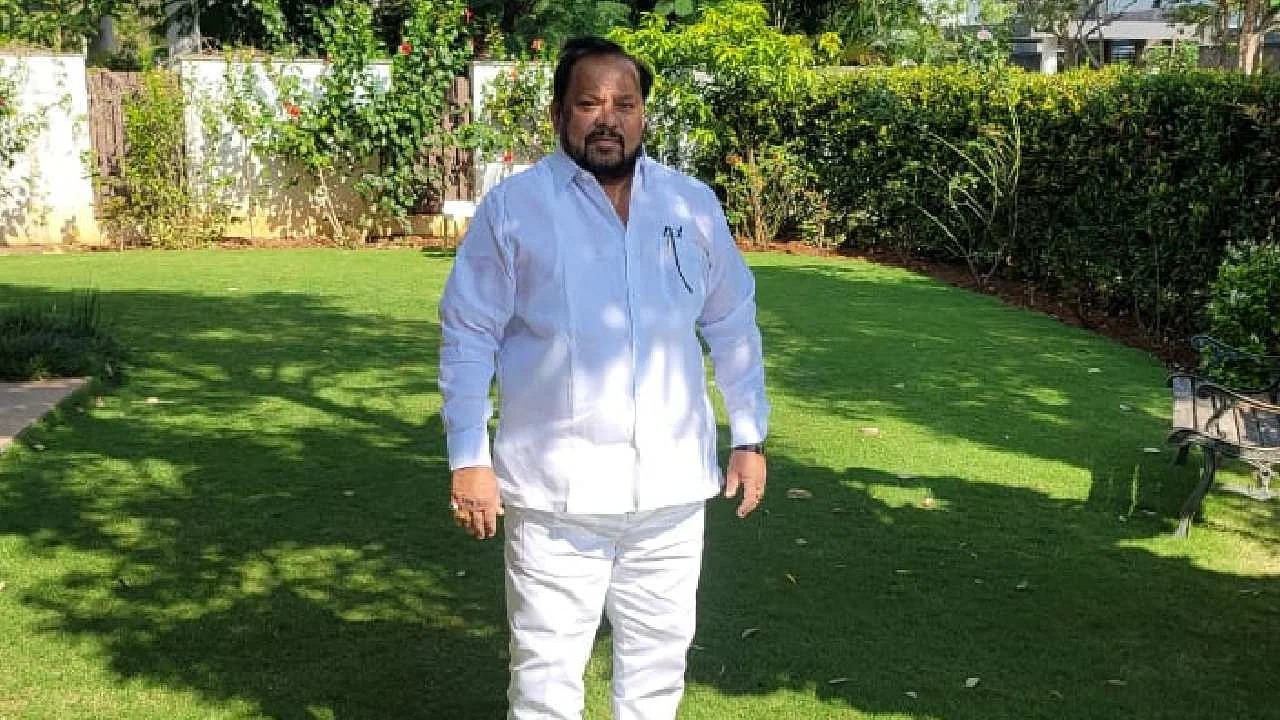 फायरब्रॅन्ड नेते शहाजीबापू नवीन रुपात, आठ दिवसात केले नऊ किलो वजन कमी WhatsApp Image 2023 01 02 At 3.23.13 PM