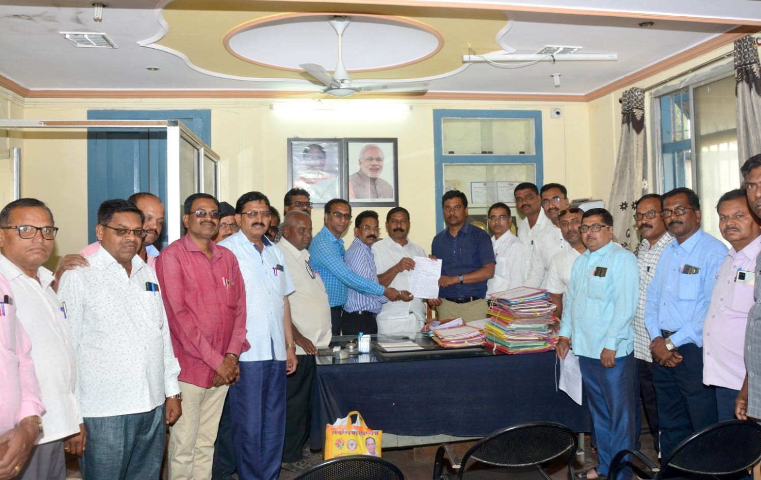 गावात चोरी झाली तर पोलिसांवर कारवाई करणार का ?; कॉपी केसच्या निर्णयावरून शिक्षक-प्रशासनात जुंपली Shikshak 2