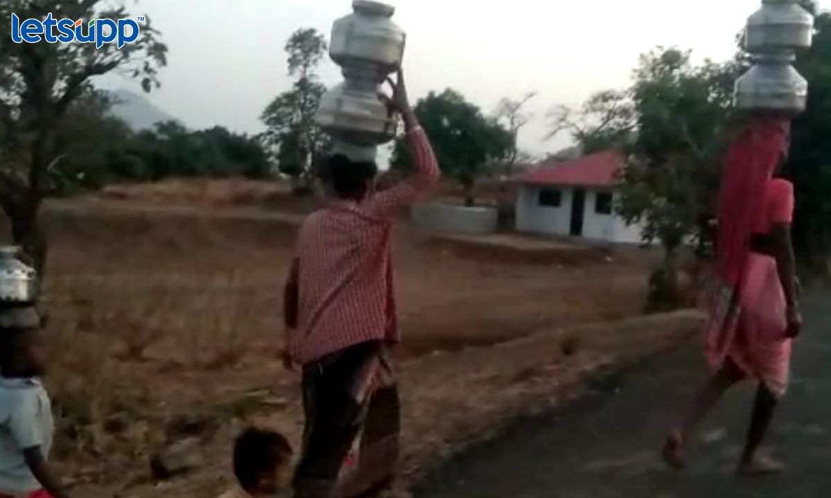 स्वातंत्र्याच्या अमृत महोत्सवानंतरही डोक्यावरील हंडा उतरेना! शिंगणवाडीतील आदिवासींची पाण्यासाठी वणवण Untitled Design 2023 04 08T164407.496