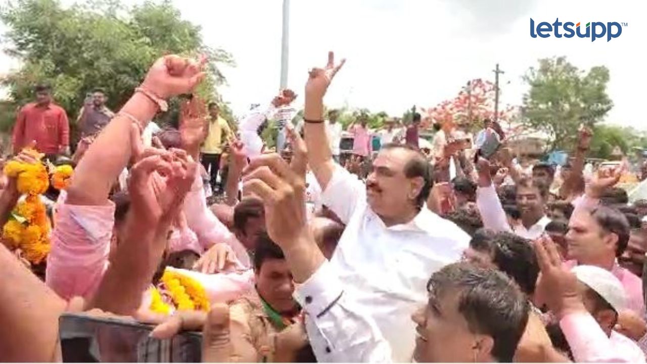 विजयाचा जल्लोष…खडसेंनी कार्यकर्त्यांसोबत धरला ‘ठेका’ Untitled Design 2023 04 30T154620.884