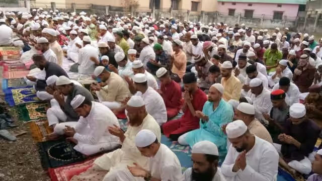 रस्त्यावर ईदची नमाज पडली महागात, 1700 जणांवर गुन्हा दाखल WhatsApp Image 2023 04 27 At 9.54.30 PM