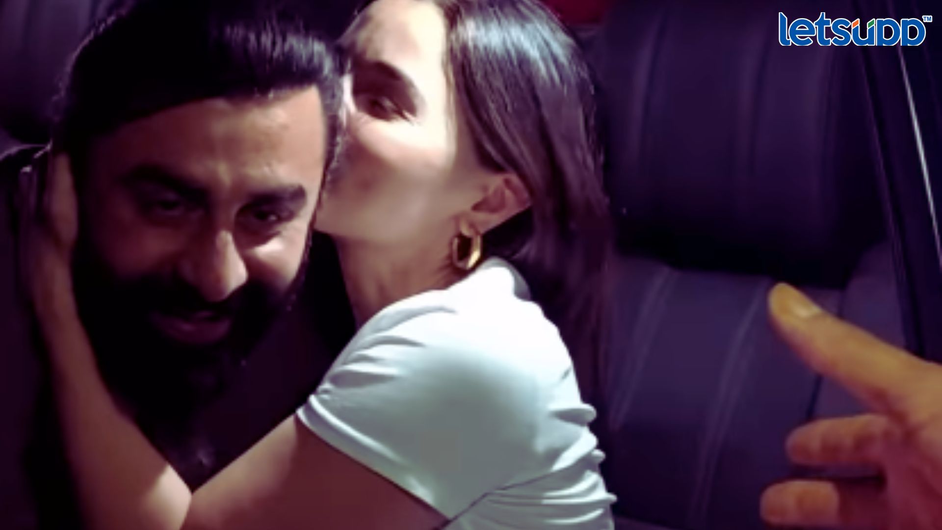 Alia Ranbir Kissing: …अन् सर्वांसमोर आलियाने रणबीरला केलं Kiss; दोघांची जवळीक पाहून नेटकरी म्हणाले… Important Update Regarding Shreyas Iyer Fitness Has Come Out 2023 04 15T125218.206