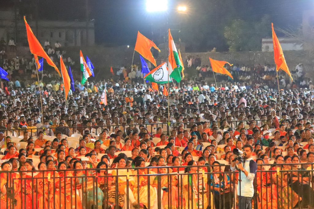 ‘वज्रमूठ’ सभा कुणी गाजवली; पहा छायाचित्रे U 2