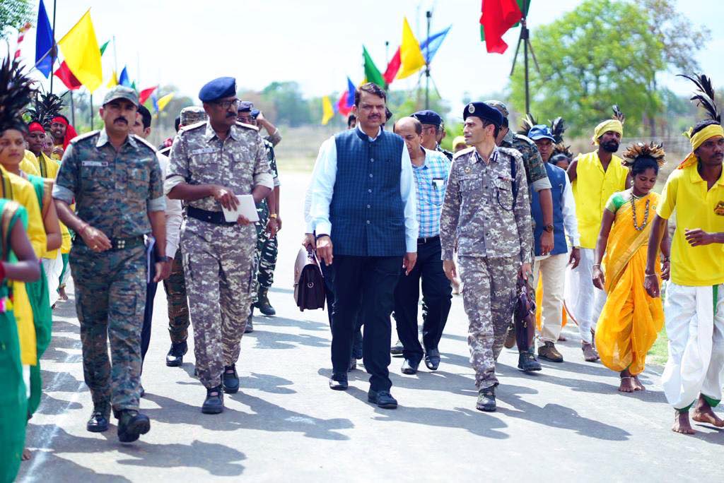 नक्षलवाद वैचारिक नव्हे, तर देशविरोधी लढाई, चकमकीनंतर Fadnavis थेट छत्तीसगडच्या सीमेवर 344698834_1445885652617232_863114204310094876_n