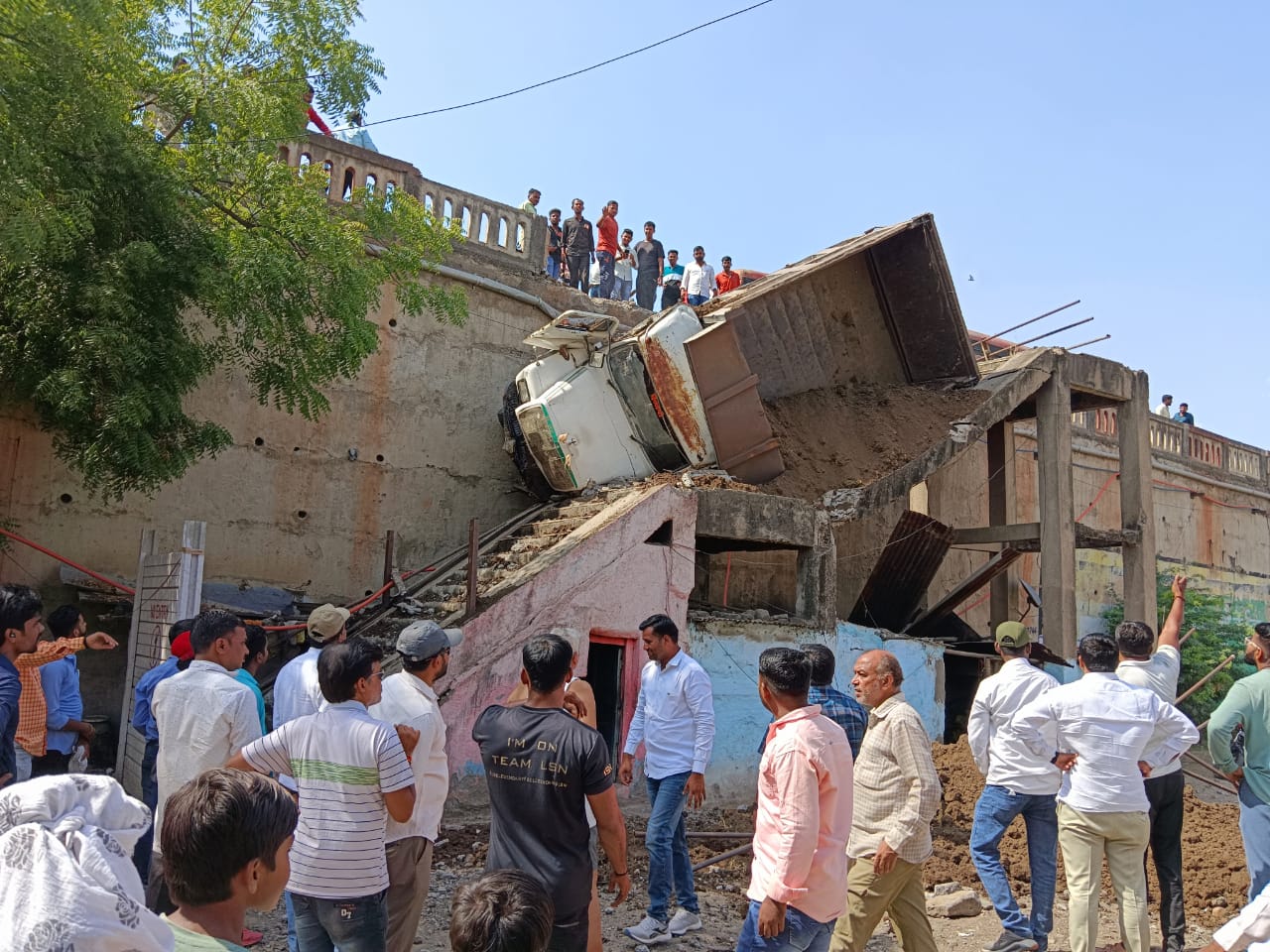 Ahmednagar :चालकाचे नियंत्रण सुटले, डंपर थेट पुलाच्या खाली WhatsApp Image 2023 05 31 At 4.16.31 PM