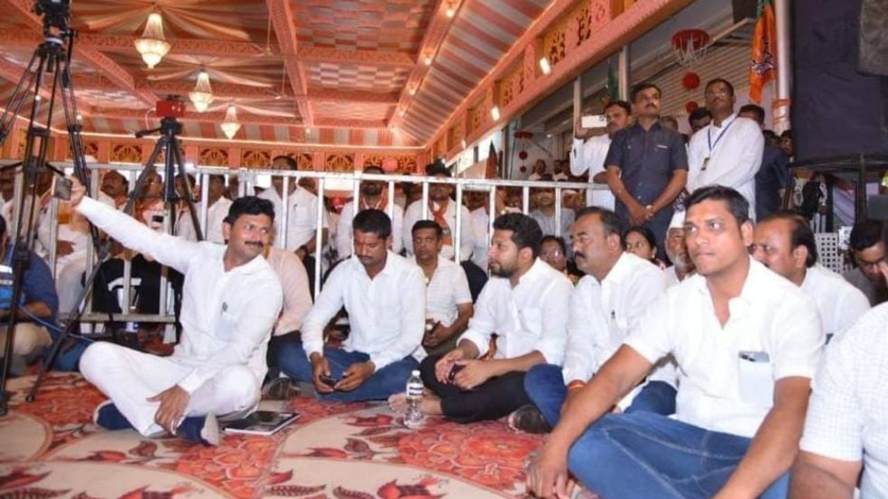 Ahmednagar Politics : भाजपाच्या मेळाव्यात खासदार सुजय विखे ‘जमिनीवरच’ Sujay Vikhe