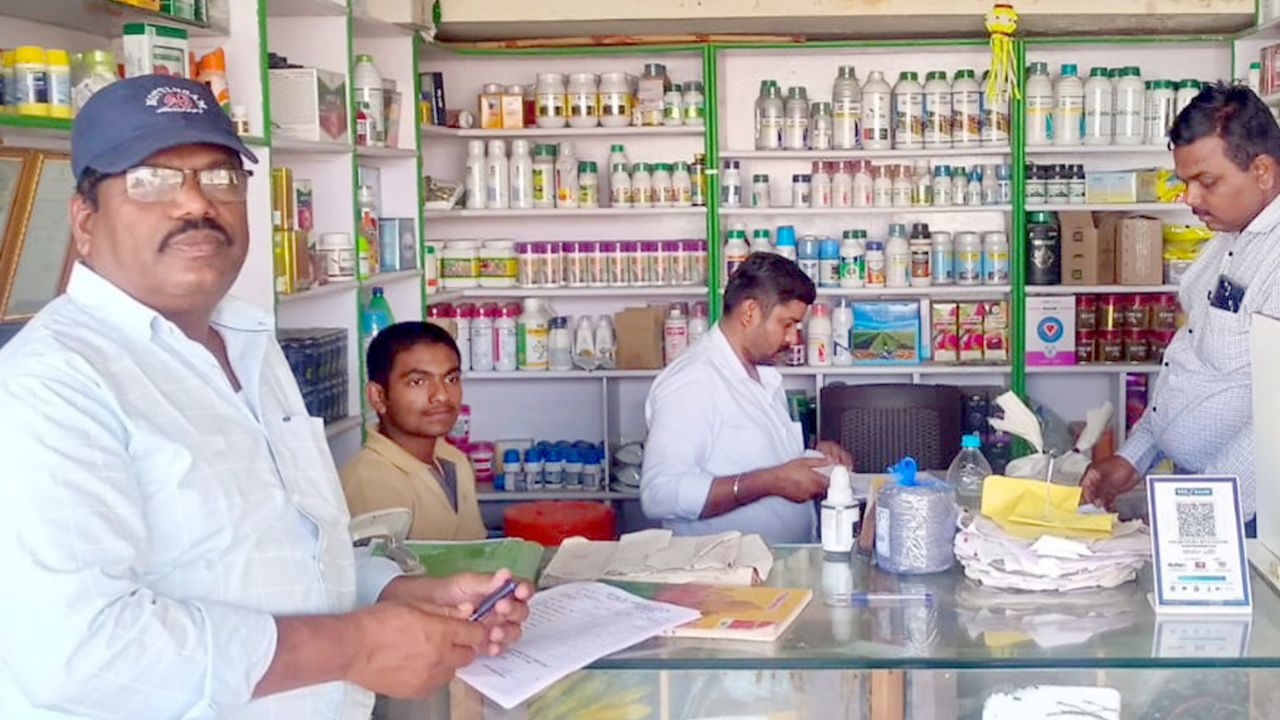 कृषी विभागाचा दणका! तीन कृषी सेवा केंद्रांचे परवाने निलंबित; कारणे दाखवा नोटीसाही बजावल्या