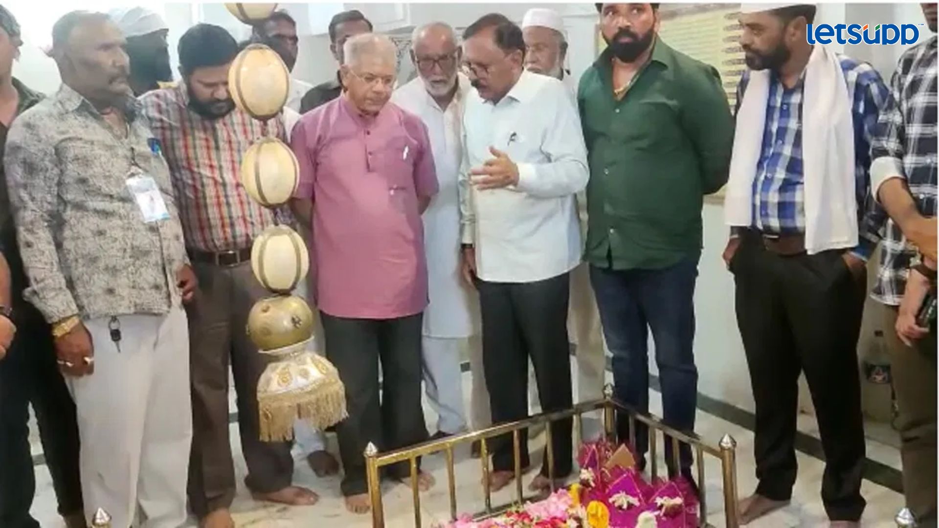 मित्रानेच केली ठाकरेंची कोंडी; औरंगजेबाच्या मजारीला दिली भेट Letsupp Image 2023 06 17T171653.869