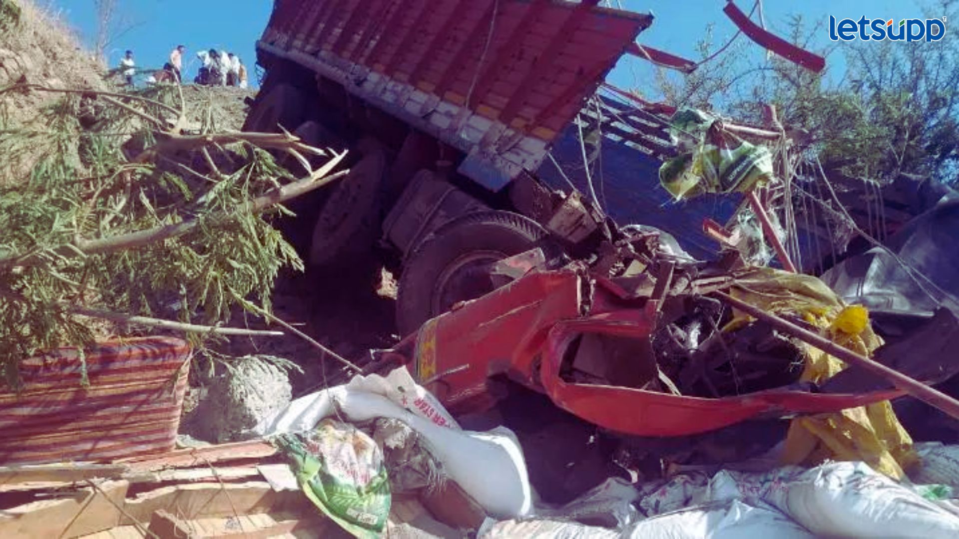 Terrible Accident : करंजी घाटात भीषण अपघात, ट्र्क थेट दरीत कोसळला Trimble Accident