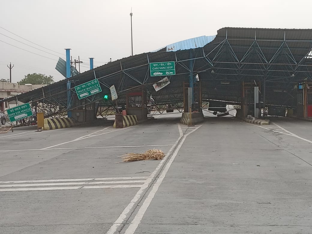 वादळी वाऱ्याने टोलनाक्याचे शेड थेट रस्त्यावर, महामार्गावरील वाहतूक ठप्प WhatsApp Image 2023 06 05 At 9.14.31 AM