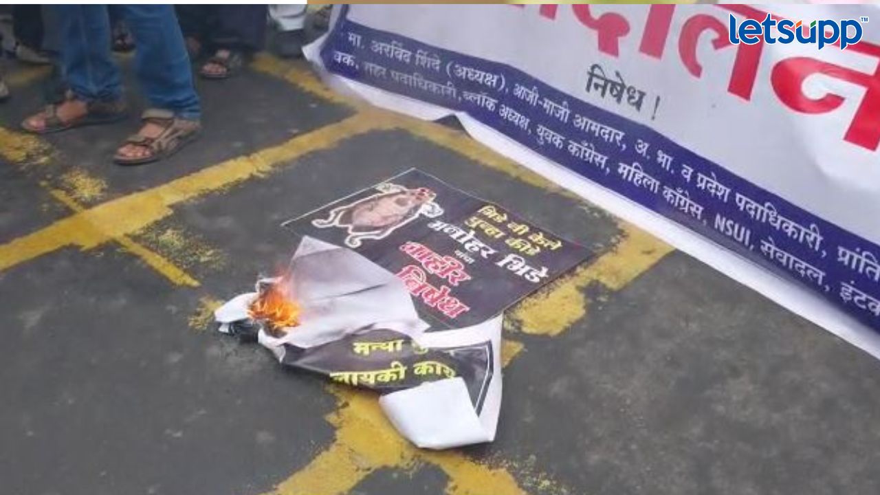 भिडेंवर देशद्रोहाचा गुन्हा दाखल करा, NCP आक्रमक; कार्यकर्त्यांनी भिडेंच्या फोटोला घातला चपलांचा हार Untitled Design (73)