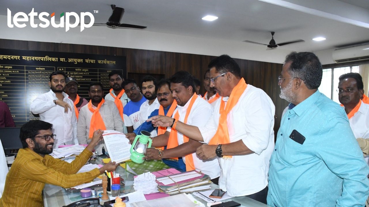 Ahmednagar News : शहरात सुविधांचा बोजवारा; शिवसेनेकडून आयुक्तांना कंदील भेट देऊन निषेध… Vikram Rathod News