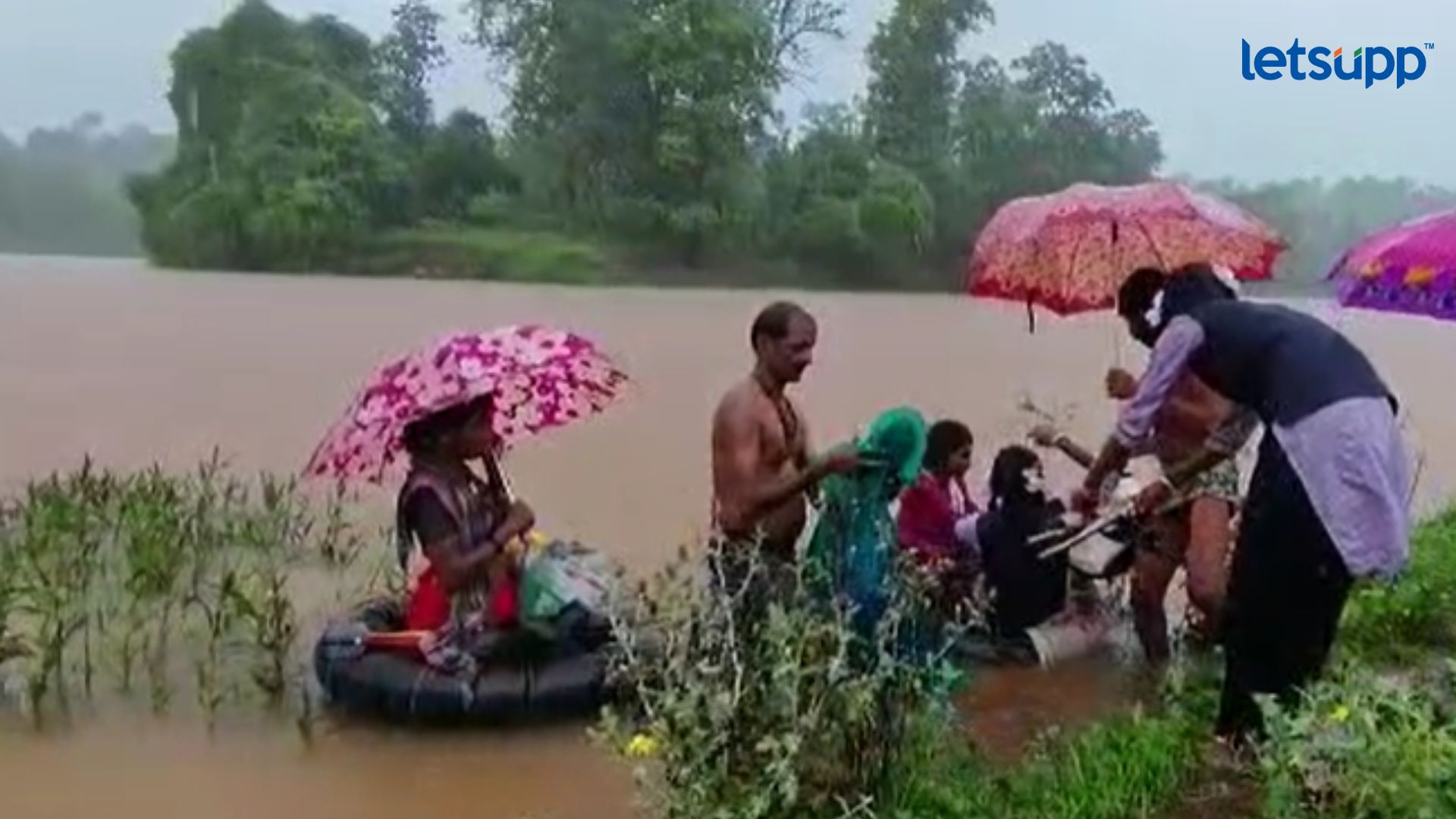 पालघरमध्ये पावसाचा हाहाकार; विद्यार्थिनी करतायत टायरवर बसून नदी पार Letsupp Image 2023 07 12T162530.881