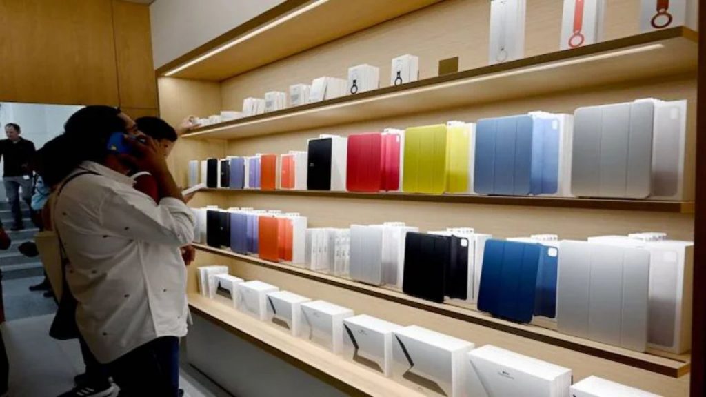 बजेटआधीच मोदी सरकारचं गिफ्ट! स्मार्टफोन्स होणार स्वस्त; आयात शुल्कात मोठी कपात