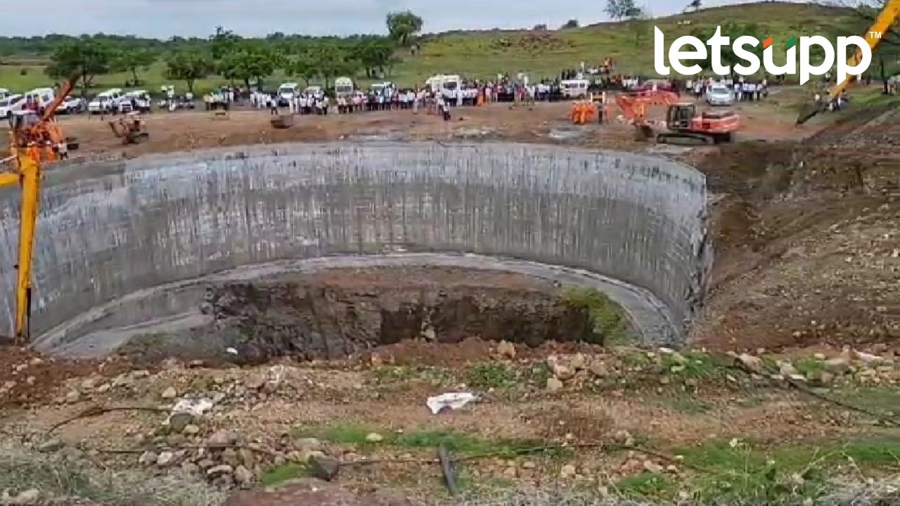 विहिरीचं बांधकाम सुरू असतानाच मुरूम घसरुन चार मजूर अडकले, रेस्क्यू ऑपरेशन सुरू Indapur