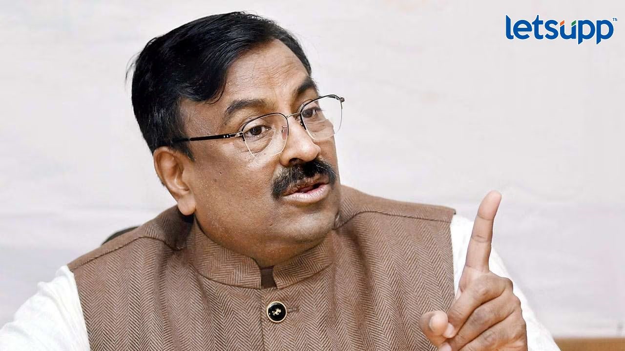 पंडित नेहरूंनी सिगारेटसाठी भोपाळहून इंदौरला विमान पाठवले, मुनगंटीवारांचे पटोलेंना प्रत्युत्तर धुळ्यात बिबट्याचा धुडगूस; सुधीर मुनगंटीवारांनी दिले मारण्याचे आदेश