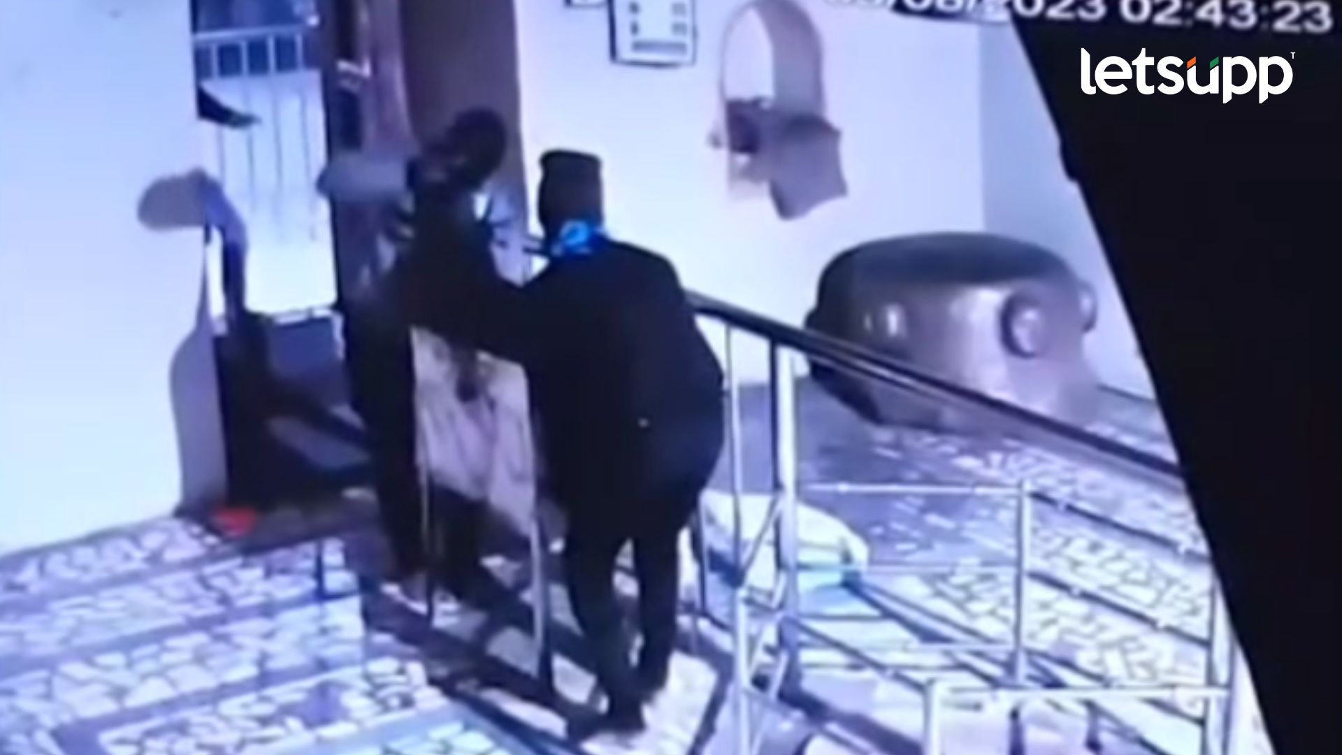 Video : देवही असुरक्षित! चोरटयांनी लुटली दानपेटी…चोरीची घटना सीसीटीव्हीत कैद Ahmednagar News