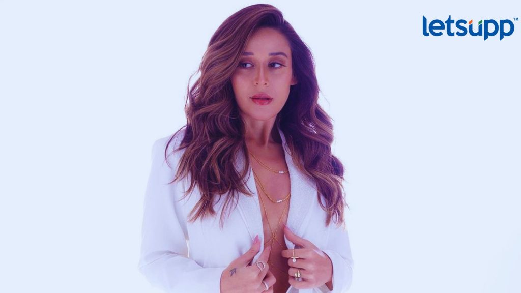 Krishna Shroff चा व्हाईट ड्रेसमध्ये बोल्ड आणि बिनधास्त अंदाज; पाहा फोटो