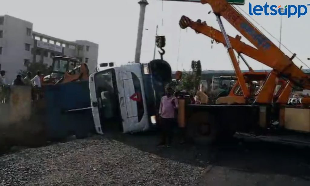 प्रशासनाची डोळेझाक, शहरात चांदणी चौकात डांबरचा डंपर पलटी