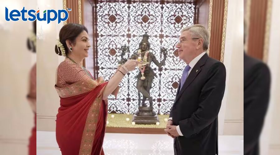 आंतरराष्ट्रीय ऑलिम्पिक समितीच्या अध्यक्षाचे नीता अंबानींकडून पारंपारिक पद्धतीने स्वागत, पाहा फोटो Nita Ambani