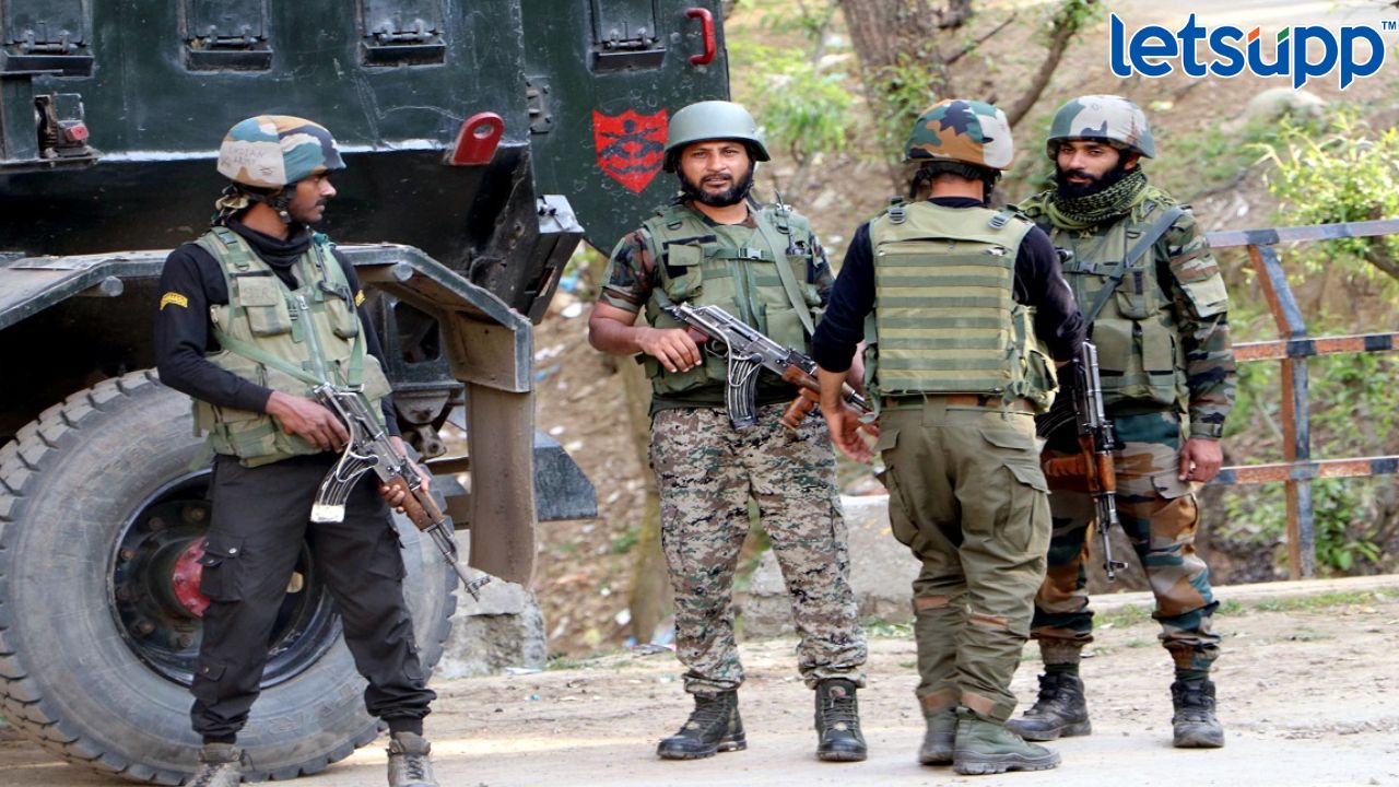 jammu kashmir मध्ये भारतील लष्कर आणि दहशतवाद्यांमध्ये चकमक, पाच दहशतवाद्यांचा खात्मा