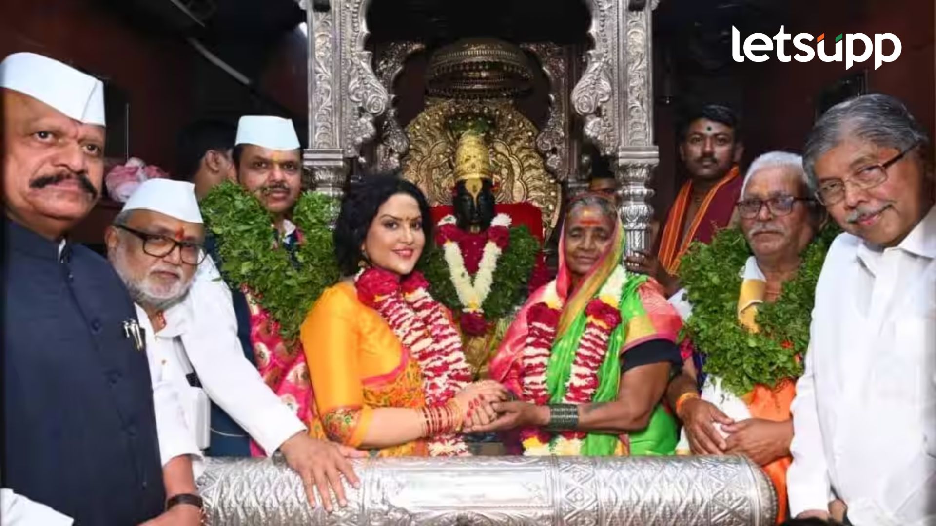 “बा विठ्ठला… सर्व घटकांच्या मनोकामना पूर्ण करण्याची शक्ती दे” : महापुजेवेळी फडणवीसांचे साकडे महापूजेनंतर फडणवीस दाम्पत्याकडून पंढरपुरात विकास कामांचं भूमिपूजन; पाहा फोटो