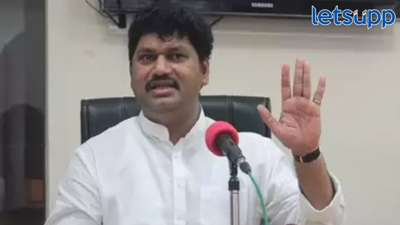 कृषी सेवा केंद्र संचालकांना दिलासा, बोगस बियाणे विरोधातील कायद्यांचा त्रास होणार नाही; कृषिमंत्री मुंडेंची ग्वाही कृषी सेवा केंद्र संचालकांना दिलासा, बोगस बियाणे विरोधातील कायद्यांचा त्रास होणार नाही; कृषिमंत्री मुंडेंची ग्वाही