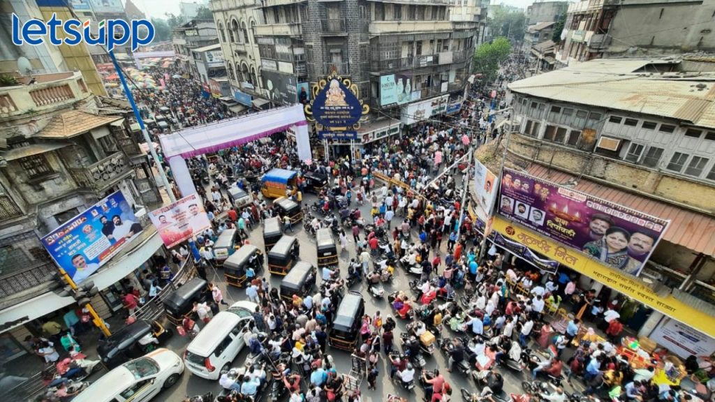 दिवाळीच्या खरेदीसाठी झुंबड! वाहतूक कोंडी टाळण्यासाठी लक्ष्मी रस्ता वाहतुकीस बंद