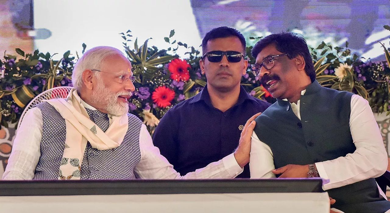 ED कारवाई की नवं समीकरण? PM मोदींसोबत सावलीसारखे वावरणाऱ्या सोरेन यांनी वाढवलं 'इंडिया'चं टेन्शन