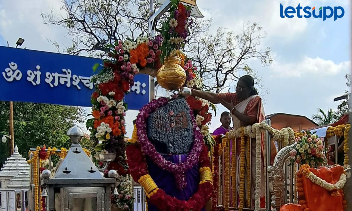 President Draupadi Murmu यांनी चौथऱ्यावर जात घेतले शनैश्वराचे दर्शन