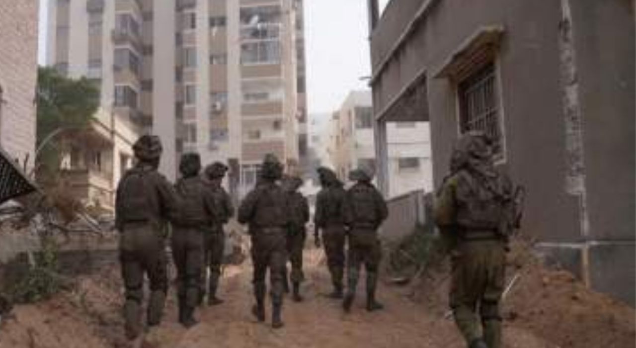 Israel Hamas War : 'रणगाडे रुग्णालयात घुसले, गोळीबारही केला'; इस्त्रायलच्या कृत्याने रुग्णांचा श्वास कोंडला