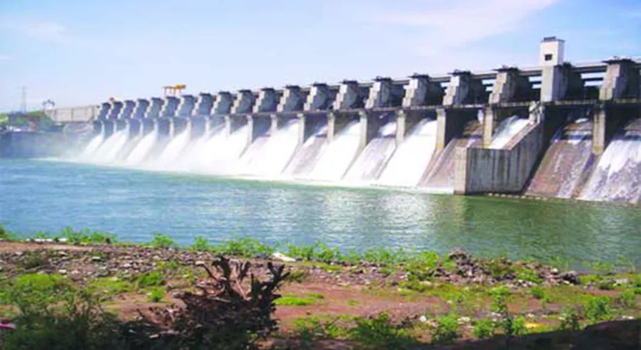 पाण्याचं भांडण थेट कोर्टात, जायकवाडीला पाणी देण्याविरोधात याचिका