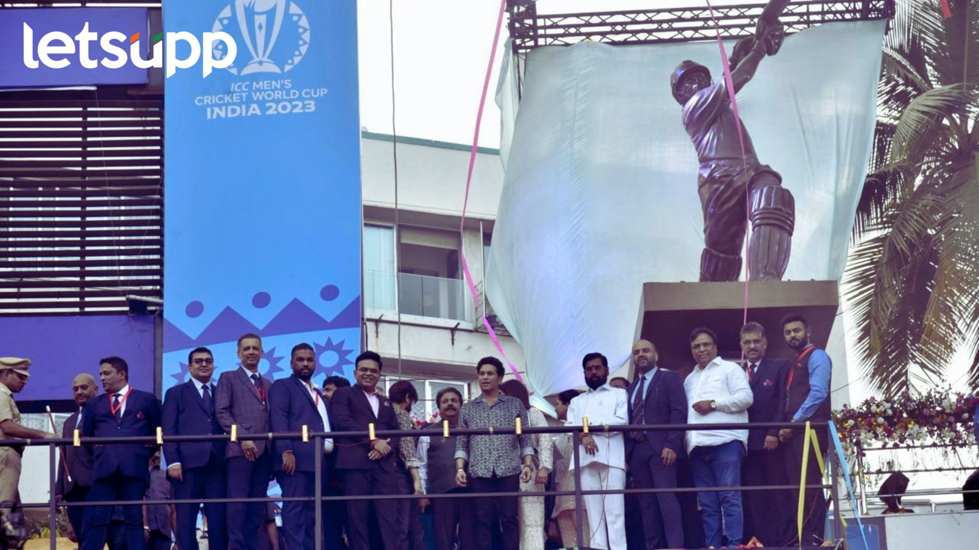 वानखेडेवर पुन्हा एकदा सचिन तेंडुलकर; मुख्यमंत्र्यांच्या हस्ते मास्टर ब्लास्टरच्या पुतळ्याचे अनावरण