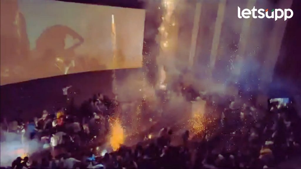 Tiger 3: भाईजानच्या फॅन्सनी चक्क सिनेमागृहात फटाके फोडत ‘टायगर 3’चे केले स्वागत