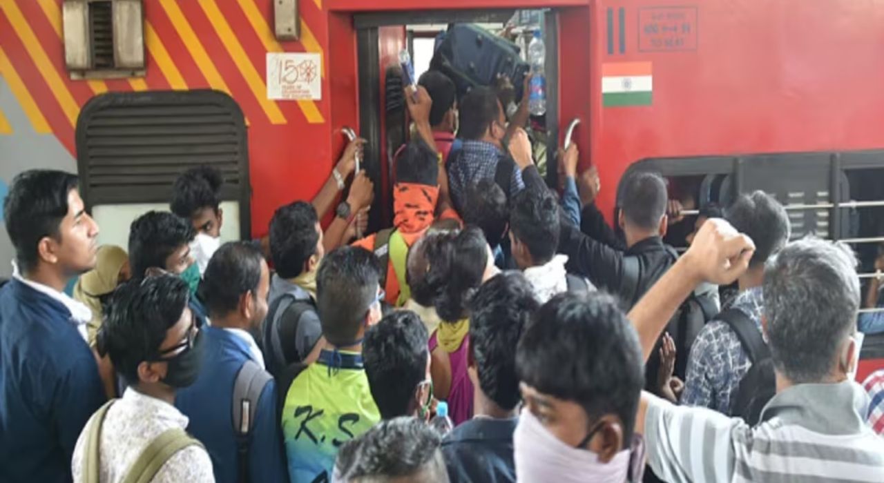 रेल्वे पकडताना चेंगराचेंगरी, एका प्रवाशाचा मृत्यू