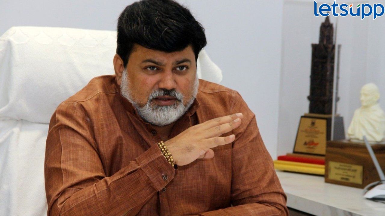 मोठी बातमी ! प्रचारसभेच्या वेळी उदय सामंत यांच्या वाहनावर हल्ला