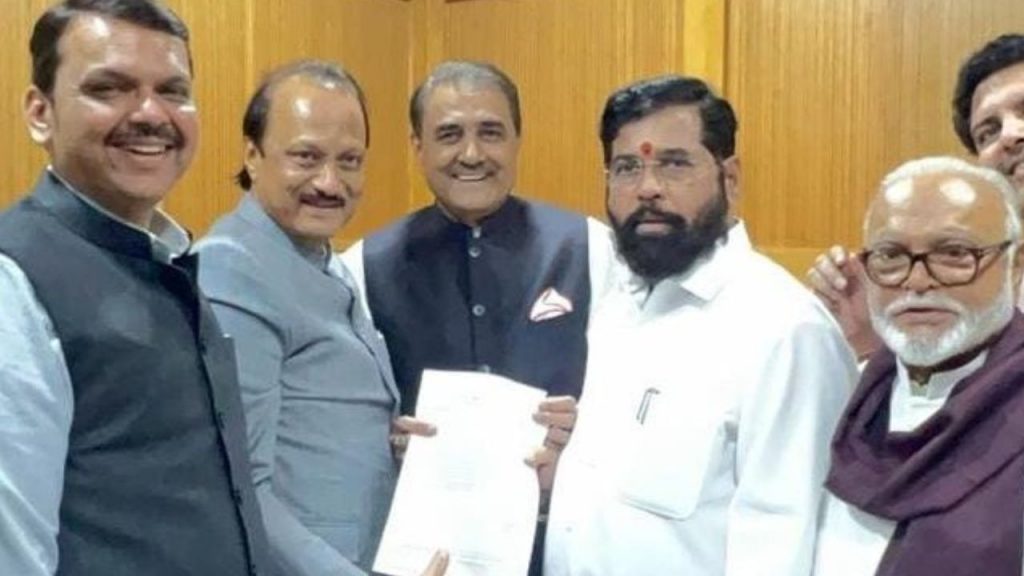 'इतका स्नेह संबंध, मग पत्र का लिहावं लागलं?', फोटो ट्वीट करत मनसेचा फडणवीसांना टोला