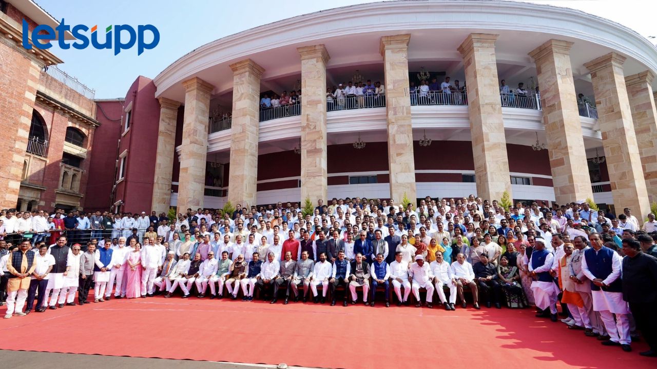 विधानभवनाच्या पायऱ्यांवर आंदोलन नाही तर फोटोसेशन गाजल; पाहा फोटो