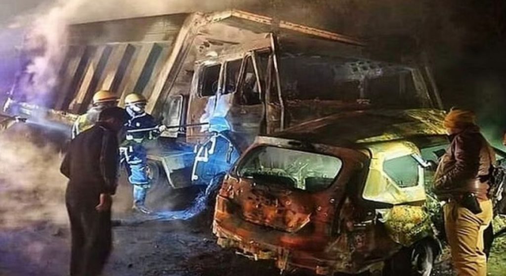 Road Accident : टायर फुटलाअन् डंपरला धडकून कार पेटली; 8 प्रवाशांचा जळून मृत्यू