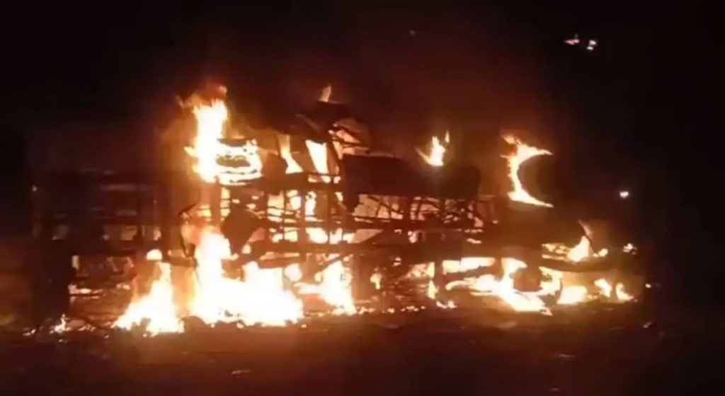 Bus Fire Accident : मध्यप्रदेशात अपघातानंतर बस पेटली; 12 जणांचा होरपळून मृत्यू, 14 जखमी
