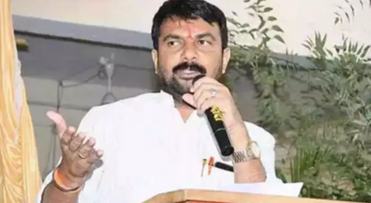 Hemant Patil : स्वतःला वाचवायचे असेल तर वाचवा; खासदार हेमंत पाटलांना लंडनहून धमकी Hemant Patil : स्वतःला वाचवायचे असेल तर वाचवा; खासदार हेमंत पाटलांना लंडनहून धमकी