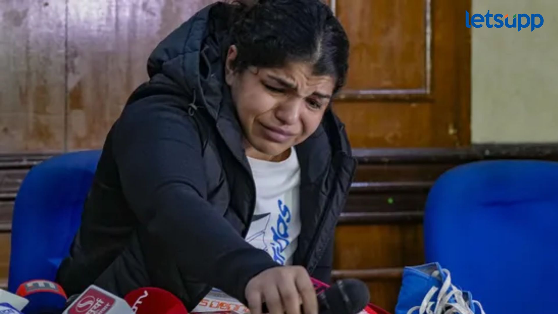 आम्ही जिंकू शकलो नाही! धायमोकलून रडत देशाला पदक देणाऱ्या साक्षीचा कुस्तीला अलविदा